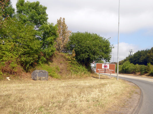 Brown roadside sign reading Welcome to Wales and Croeso i Gymru