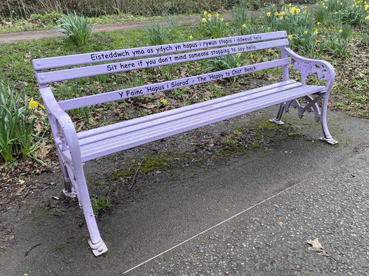 Purple Hapus i Siarad bench encouraging people to speak Welsh