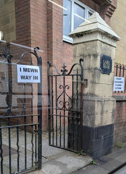 Bilingual I Mewn and Way In sign on a Welsh chapel