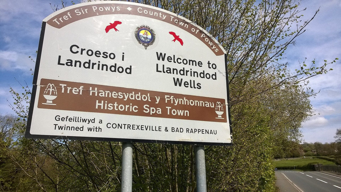 Bilingual welcome sign beside a road in Llandrindod Wells