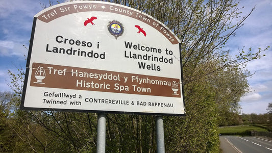 Bilingual welcome sign beside a road in Llandrindod Wells